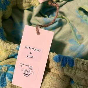 New in Clothing brand 2 piece terry cloth daisy set